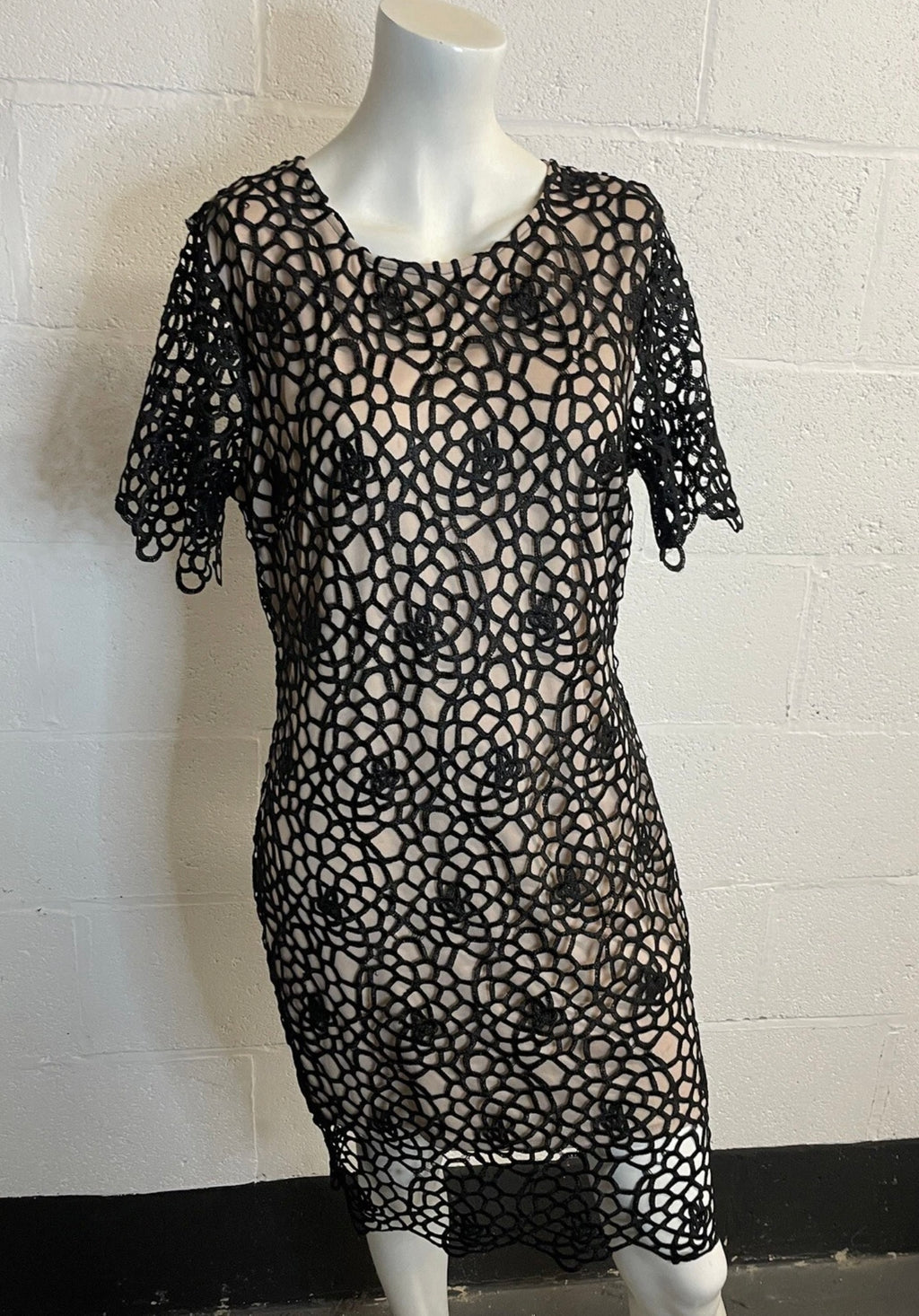 Quiz Black Crochet Lace Overlay Nude Lined Dress – UK 14 (EU 42)